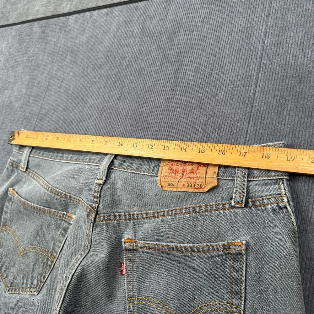 Levis 501 Mens Straight Leg Button Fly Gray Denim Jeans 38x30 Vintage Look Y2K